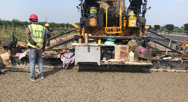 日兰巨菏改扩建项目一标段水稳摊铺稳步推进 日兰巨菏改扩建项目一标段水稳摊铺稳步推进