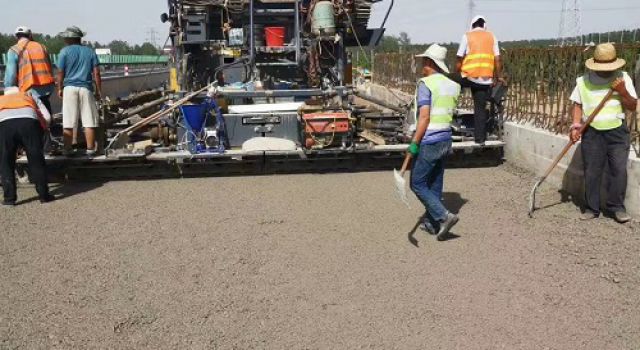 日兰高速巨菏段改扩建工程施工二标顺利推进水稳摊铺工作 日兰高速巨菏段改扩建工程施工二标顺利推进水稳摊铺工作