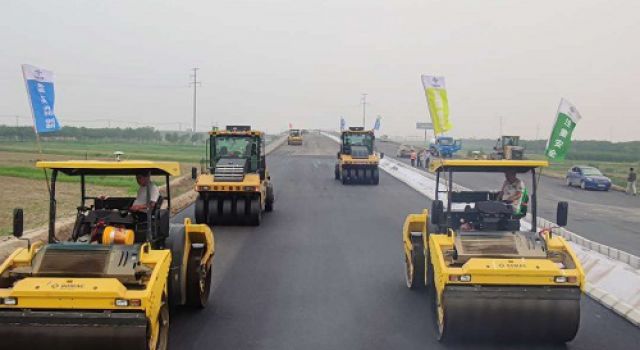 秦滨高速第二标段沥青中面层试验段顺利摊铺 秦滨高速第二标段沥青中面层试验段顺利摊铺