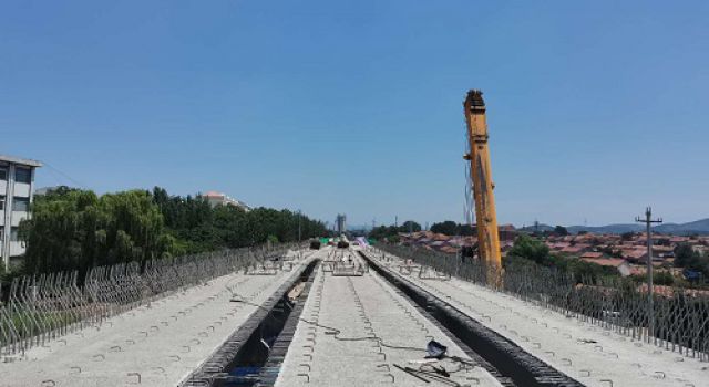 胶海线南崔路立交桥梁板吊装全部完成 胶海线南崔路立交桥梁板吊装全部完成
