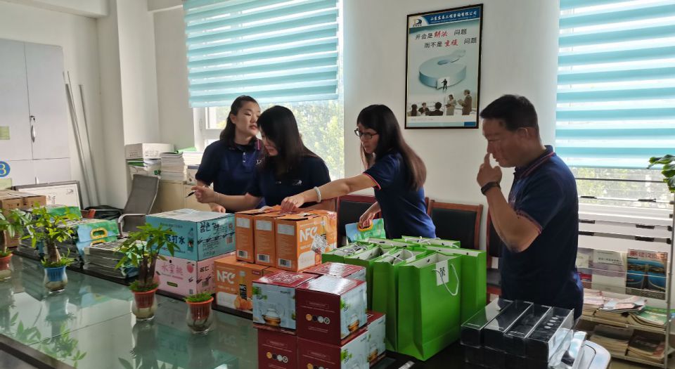 炎炎夏日送清凉，丝丝关爱系深情