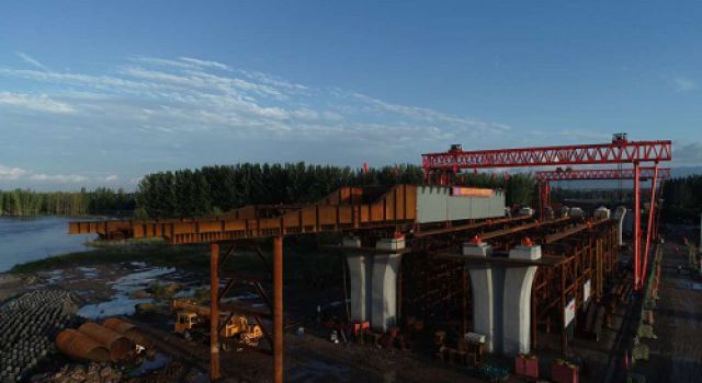 镇罗黄河特大桥钢箱梁首节顶推成功 镇罗黄河特大桥钢箱梁首节顶推成功