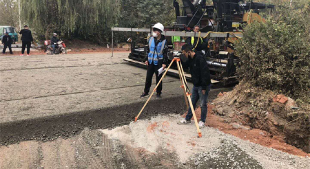 挑灯夜战抢进度   加班加点赶工期