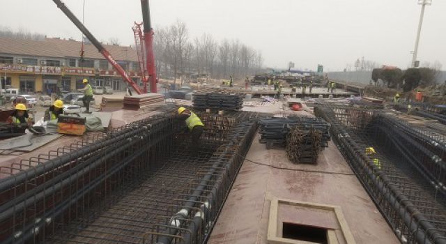 S327分离立交右幅现浇箱梁赶工忙 S327分离立交右幅现浇箱梁赶工忙