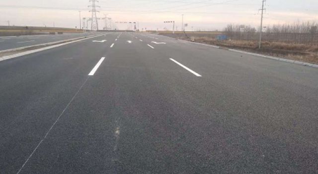 庐山路南延工程（丁庄街道段）进行标线施工