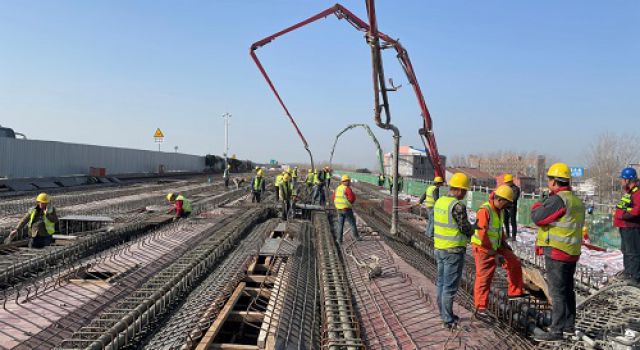 日兰一标K231+910 S327分离立交右幅现浇箱梁底、腹板顺利浇筑完成