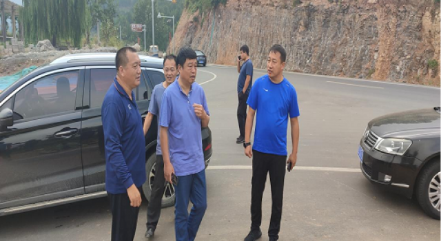 淄川区交通局领导对淄中路绿化工程现场督导