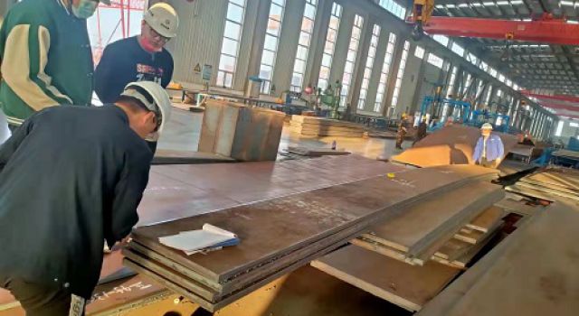 气温骤降，中卫下河沿黄河公路大桥钢箱梁加工热情不降温