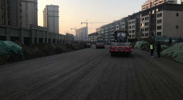 周村道路基础设施提升改造工程二标段 顺利完成西坞北路沥青路面摊铺工作