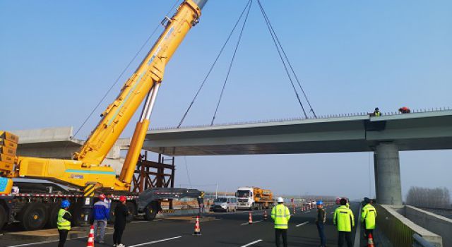 新闻 唐王东枢纽互通B、C匝道桥 上跨青银高速钢箱梁吊装顺利完成