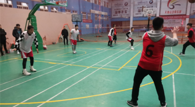 热血篮球场 拼搏展风采