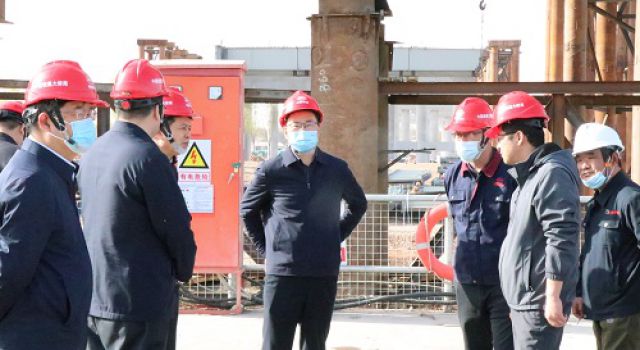 宁夏交通运输厅党委委员、副厅长蒋文斌到中卫下河沿黄河公路大桥项目现场调研