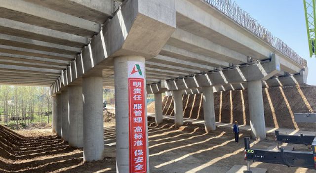 济南至潍坊高速公路梁板架设