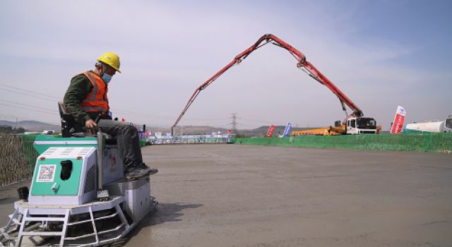 引进新设备！三维激光摊铺机首次亮相济潍高速四标桥面铺装