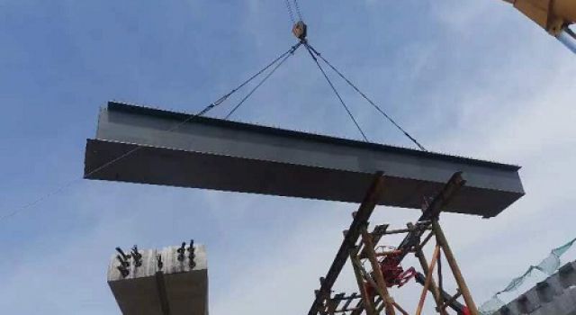 鲁山大道钢梁架设，为630主线贯通冲刺