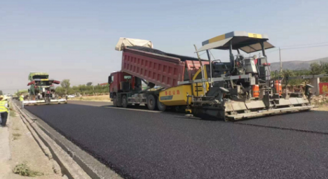 枣庄市S318郯兰线改建工程沥青面层进入全面施工阶段
