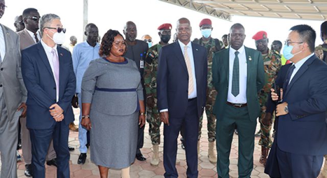 南苏丹副总统塔班·邓、我驻南大使马强等一行 考察朱巴至伦拜克公路项目