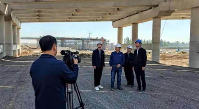 滑县电视台记者到安罗高速豫冀省界至原阳段老店枢纽互通和跨胡滑铁路、G230和大功河特大桥交通工程采访