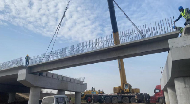 高青县上海路北延（赵班路）支脉河大桥梁板吊装