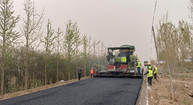 莒县G206至小罗宅村道路进行沥青摊铺施工