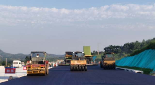 临临高速八标顺利施工下面层试验段