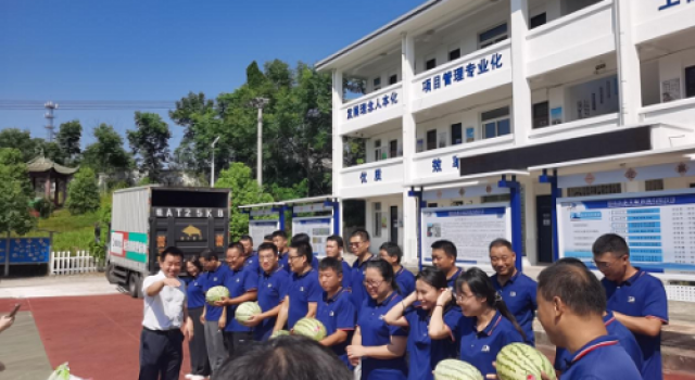 和襄高速第二驻地办喜迎项目公司领导“送清凉”慰问