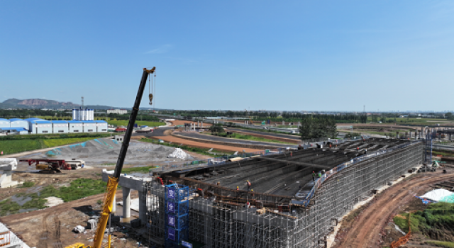 施工黄金期  “双节”不放松--许昌绕城XCTJ-3标“多点作业”抢进度