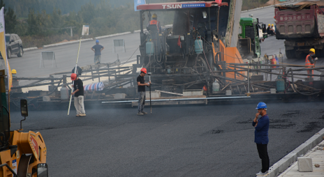 临临高速第八标段中面层试验段顺利施工完成