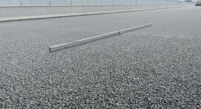 金秋十月，沥青大面摊铺正在进行