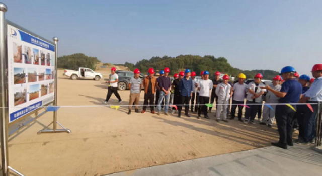和襄高速驻地二办组织召开台背回填施工工艺现场交流会