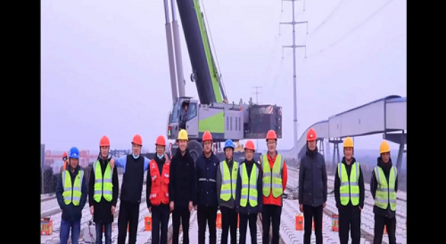 日照市南沿海公路日钢段高架工程高架桥梁板架设顺利完成