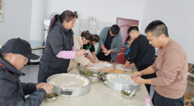 安鹤项目总监办迎冬至包饺子 安鹤项目总监办迎冬至包饺子