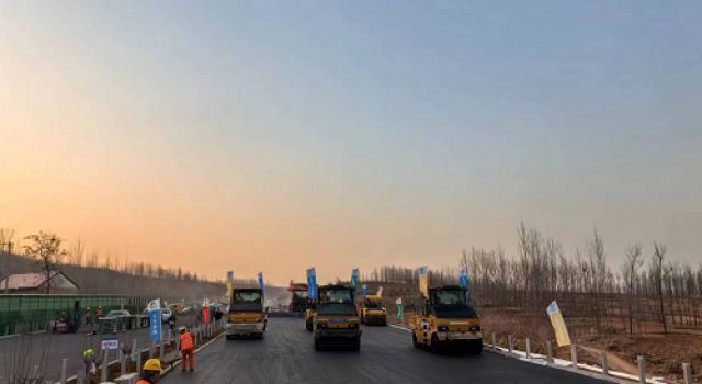 临临高速沥青路面展开施工