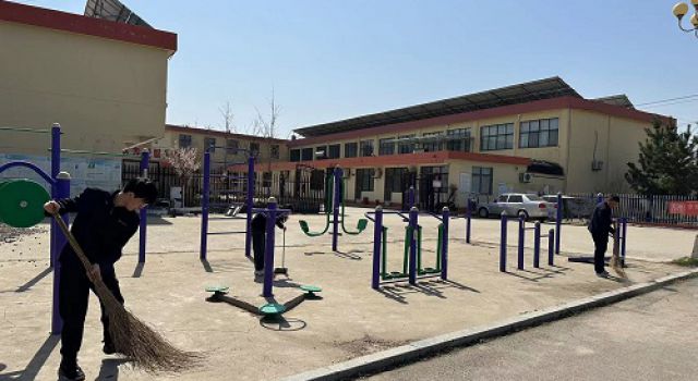 临临高速公路第六驻地办学雷锋活动----清扫社区公共区域，共建美好家园