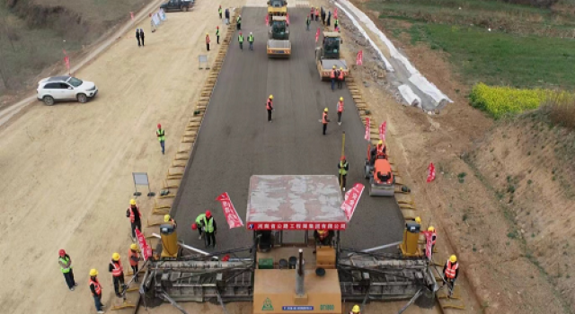 安鹤高速全线首个水稳底基层试验段摊铺