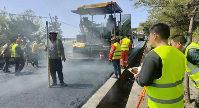 东泰咨询临汾境内2023年度普通国省道路面养护工程（第三批）第二标段进行沥青上面层首件工程施工