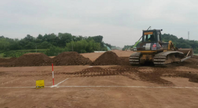 东泰咨询和襄高速第二驻地办监理的三四五工区进入路床施工