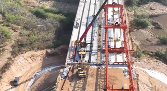 济微高速一标段长清段控制性工程K5+534.5袁纸坊2号大桥箱梁架设完成